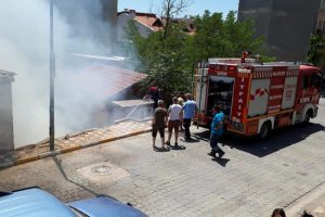Metruk evin bahçesinde çıkan yangın korkuttu