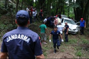 Otomobil uçuruma yuvarlandı: 1 ölü, 4 yaralı
