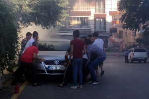 Mahalleli otomobilleri kucaklayarak yangından uzaklaştırdı