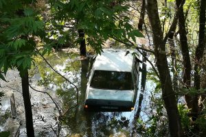 El frenini çekmeyi unuttuğu otomobili dereye uçtu