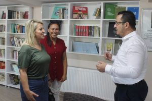 Bursa'daki bu ilçenin gençleri kıraathanede kitap okuyup, satranç oynayarak vakit geçiriyor