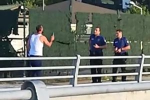 Kendisini uyaran polise bıçak çekti