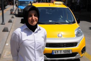 Kadın taksici erkeklere taş çıkarıyor