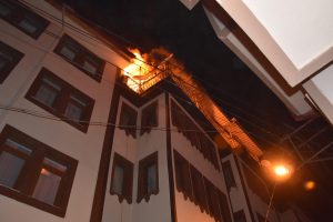Apartmanda çıkan yangını gözyaşlarıyla izlediler