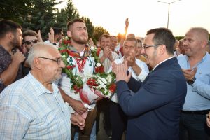 Kırkpınar'ın fatihi Bursa'da coşkuyla karşılandı
