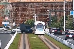 Fren yerine gaza basan kamyon sürücüsü tramvaya çarptı