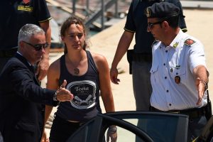 Ünlü yazar Mario Vargas'tan Carola Rackete çağrısı