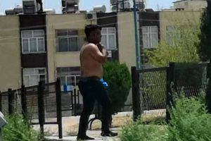Ayrı yaşadığı eşinin evinin önünde kendisine zarar verdi