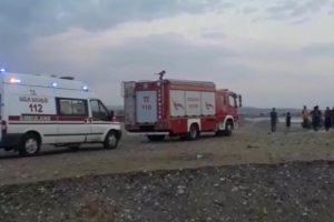 Baraj kapakları açılınca çayda mahsur kaldılar