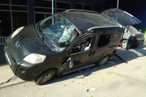 Bursa'da kamyonetle çarpışan hafif ticari araç iki teker üzerinde kaldı