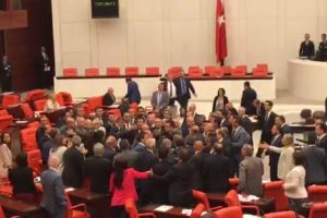 CHP ve MHP milletvekilleri arasında tartışma