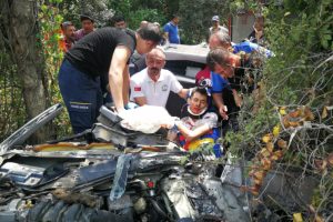 Bursa'da tırla çarpışan otomobilde can pazarı