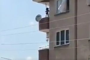 Bursa'da küçük çocuğun balkonda tehlikeli anları kamerada