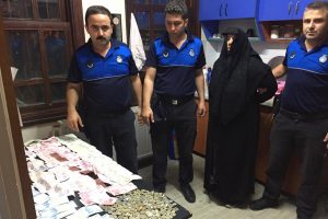 Bursa'da 6 çocuğuna dilencilik yaptıran kadından çıkan para şok etti