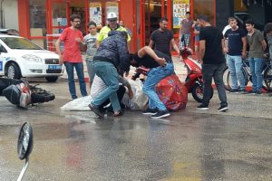 Bursa'da yaralıyı yağmurdan poşetle ve şemsiyeyle korudular
