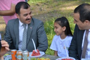 Vali Öksüz, çocuklarla fidan dikti, piknik yaptı
