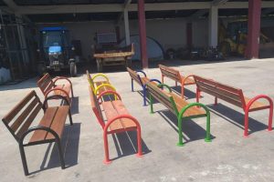 Ergene'de parklardaki banklar yenileniyor
