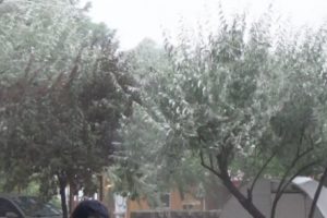 15 dakikalık yağış ve fırtına hayatı felç etti