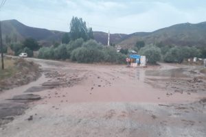 Sel suları Sungurlu-Çankırı yolunu trafiğe kapattı