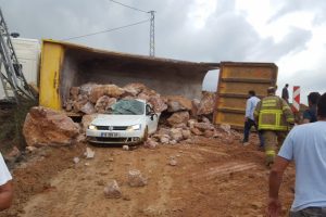 Devrilen kamyondan dökülen kayaların altında kalan sürücü öldü