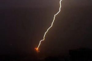 Ordu'da eve düşen yıldırım anı kamerada