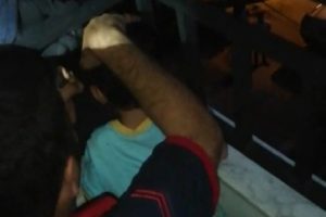 Balkon demirine sıkışan çocuğu itfaiye kurtardı