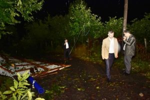 Şiddetli fırtına evlerin çatılarını uçurdu