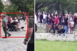 Turistlerin gözü önünde birbirlerine girdiler
