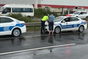Tır dorsesi yan yattı D-100 ulaşıma kapandı