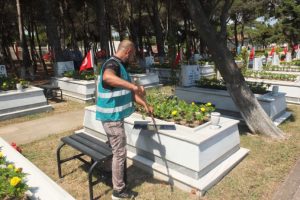 Şehitliğin bakımı hükümlüler tarafından yapılıyor