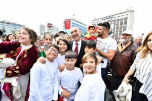 Soyer'den 'fotoğrafımı kaldırın çocuklarınızın resimlerini asın' mesajı