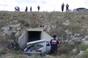 Otomobil 6 metrelik menfeze uçtu