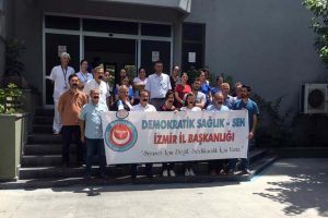 Sağlık çalışanlarından bantlı tepki