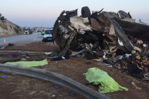 Sebze yüklü tir otobanı savaş alanına çevirdi: 3 ölü