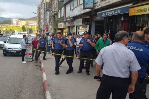 Kavgayı ayırmaya çalışan baba, cadde ortasında silahla vuruldu