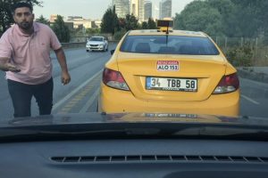Yol vermedi diye yol kesip, tehdit eden taksici kamerada