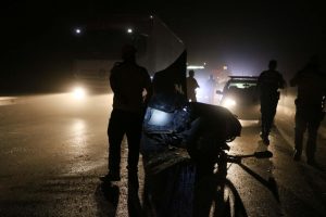İkiye bölünüp yarısı dereye uçan otomobilden sağ çıktılar