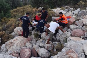 Kayalıklara düşen vatandaşı itfaiye kurtardı