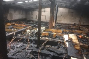 Yazlık evin çatısı yandı