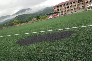 Futbol sahasındaki suni çimi yaktılar
