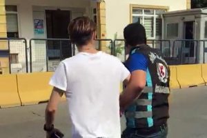 Diziyle otomobil kullanan maganda yakalandı