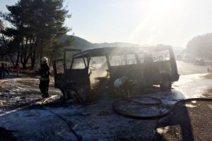 Minibüs tamamen yandı
