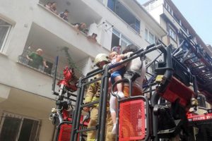 Yangında mahsur kalanlar kurtarıldı