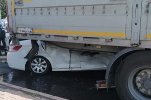 Otomobil park halindeki TIR'ın altına girdi