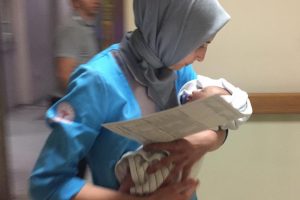 Bursa'da annesinin kucağında yaralanan bebek için herkes seferber oldu