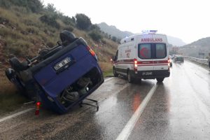 Yolcu minibüsü takla attı: 1 ölü, 5 yaralı