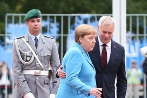 Alman basını Merkel'in titremesinin nedenini açıkladı