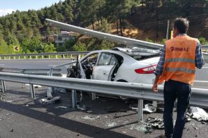 Bariyerlere çarpan otomobil hurdaya döndü