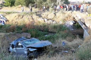 Otomobil şarampole uçtu:1 ölü, 1 yaralı