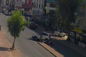 Kafası otomobilin altında kaldı, kaskı sayesinde kurtuldu
